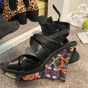 Cosmopolitan wedges with flower design. Size 8